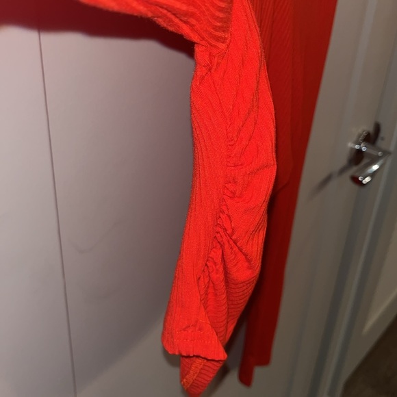 Red, side rouching crop top. - Picture 2 of 6